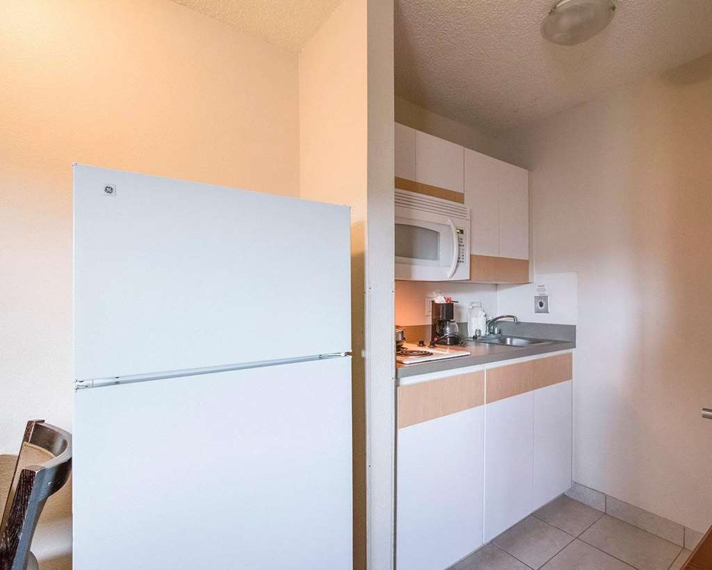 Hometowne Studios By Red Roof Orlando South Williamsburg Номер фото